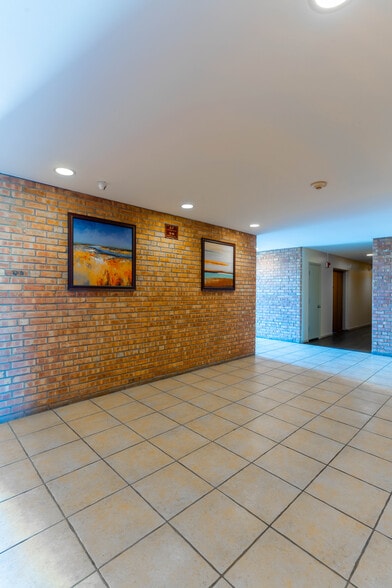 Building Photo - 5950 Oakwood Dr