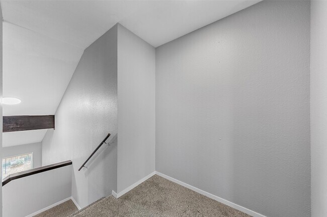 Building Photo - 6738 Eastridge Dr