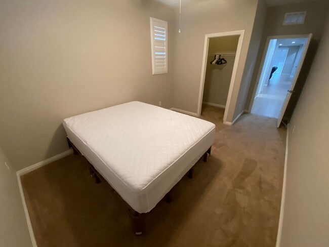 Building Photo - Wonderful 3 bed/3 bath home located in N. Las Vegas