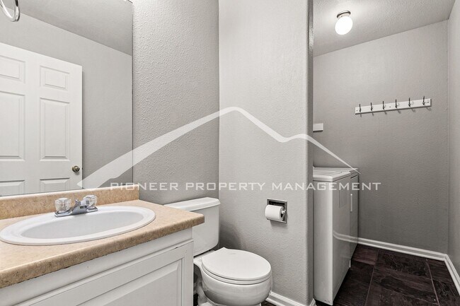 Building Photo - Spacious Home with gorgeous kitchen and central AC!