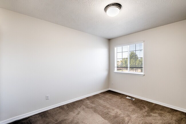 Building Photo - 2109 E Redwick Dr