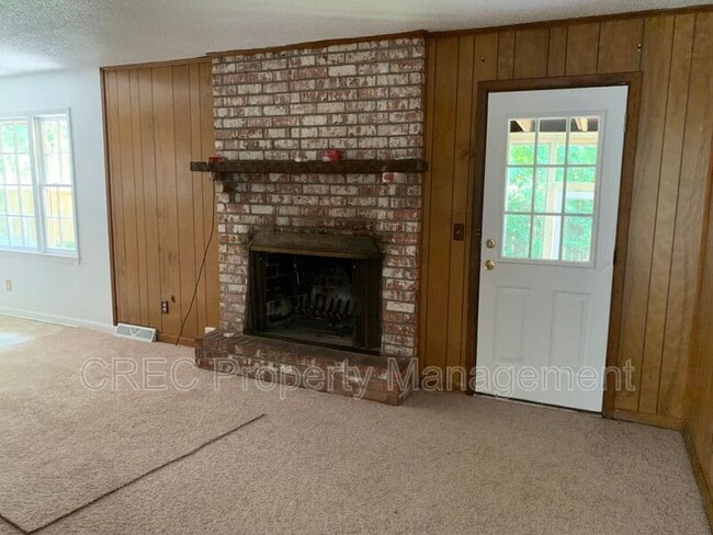 Building Photo - 205 Pinewood Dr