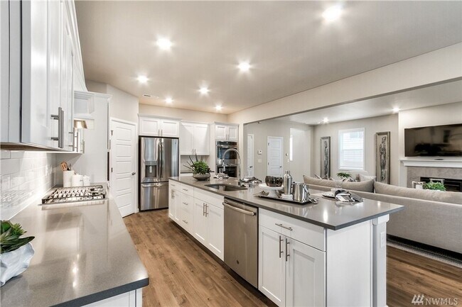 Building Photo - Beautiful Home Close to Everything 4BD