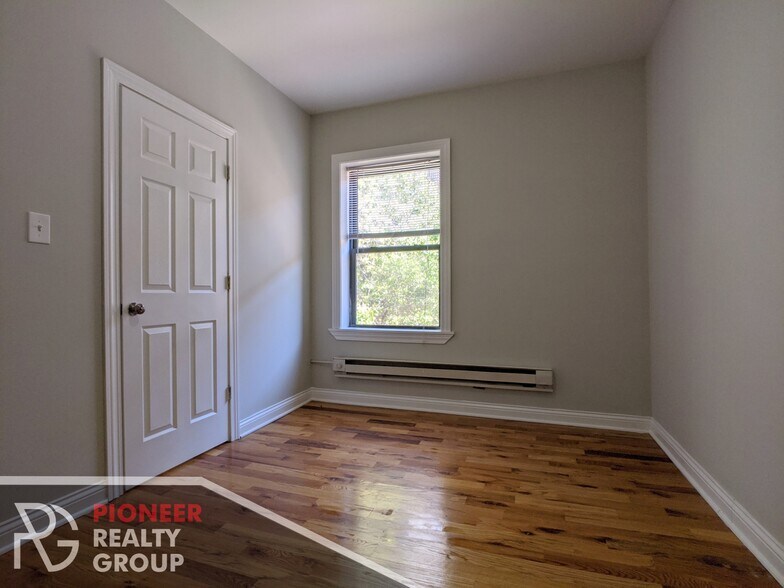 Building Photo - 3721 N Pine Grove Ave