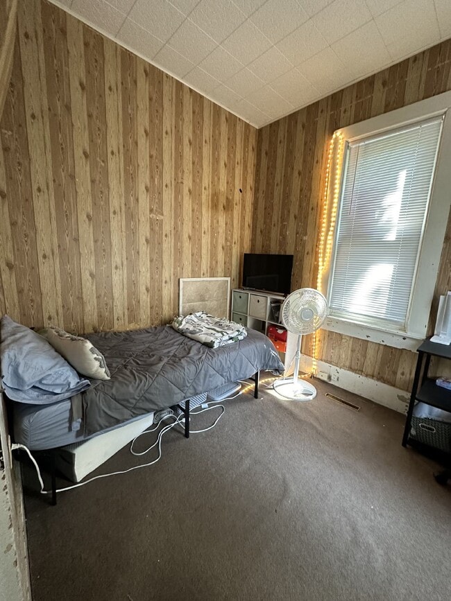 Building Photo - 3 bed 1 bath house close to UWEC and Water St! Available June 1st