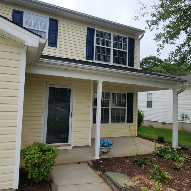 Building Photo - Inviting 2 Story House for Rent in Kerners...