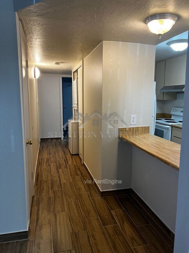 Building Photo - 424 W Brown Rd