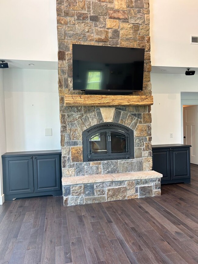 Building Photo - Stunning luxury rental!