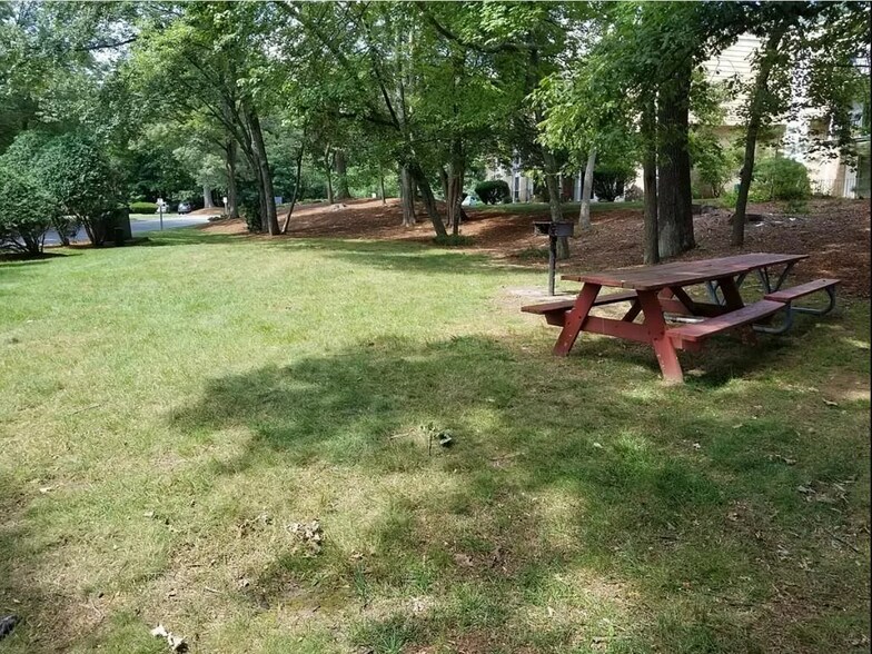 Building Photo - 3 Shadowbrook Ln