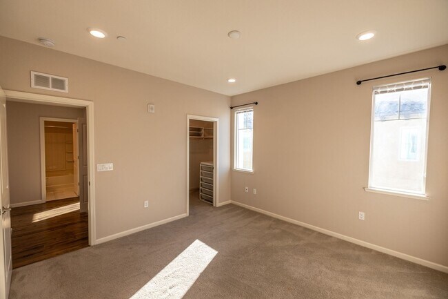 Building Photo - Beautiful two bedroom on Communication Hil...