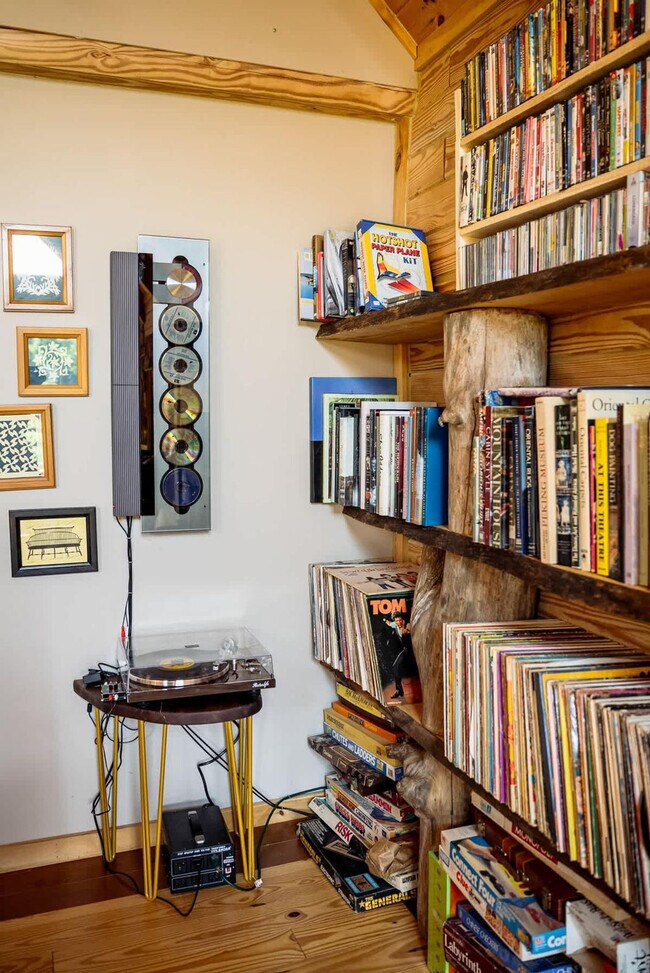 Building Photo - 7223 Ferry Rd