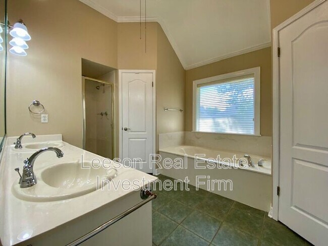 Building Photo - 2015 Regent Cir