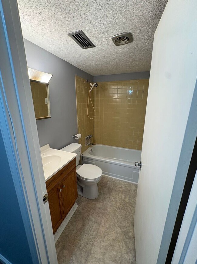 Building Photo - For Rent – Charming 4BR Home in Ardmore Area!