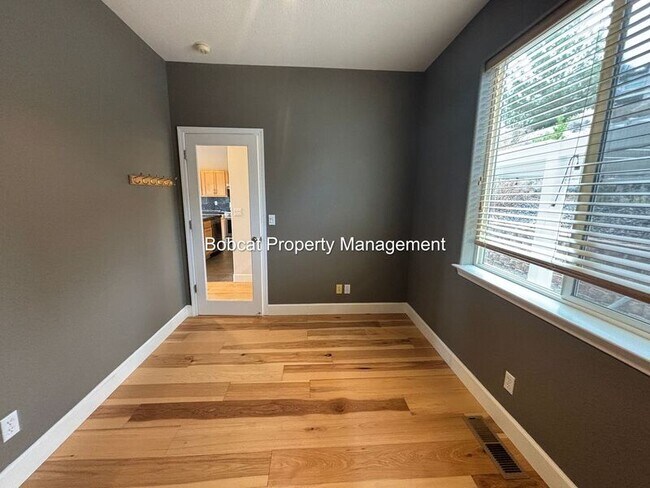 Building Photo - 1320 Thompson St