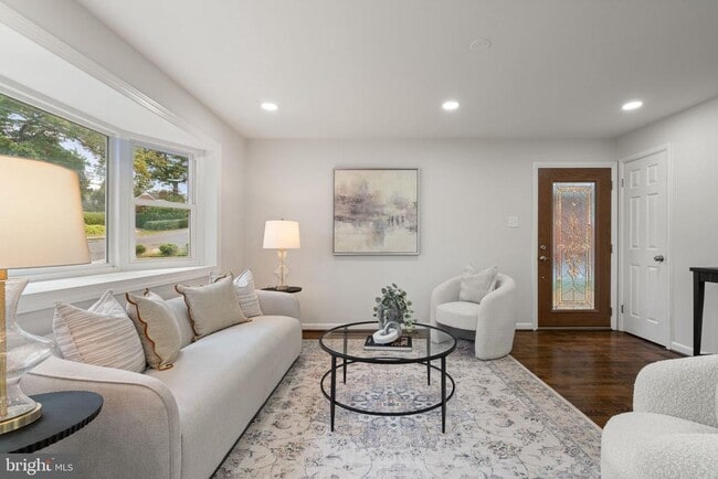 Primary Photo - 2711 Groveton St