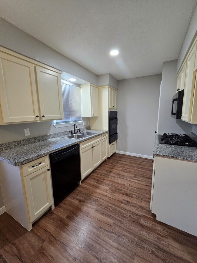 Building Photo - 1411 Dorsetshire Dr