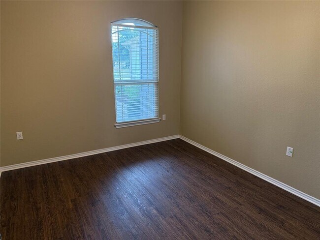 Building Photo - 330 Portsmouth Dr