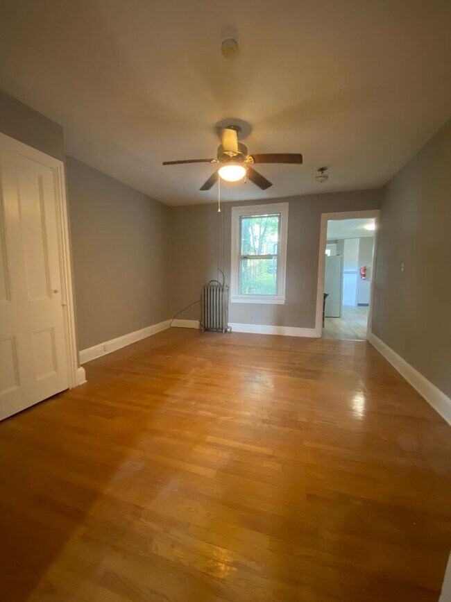 Building Photo - Remodeled one bedroom apartment