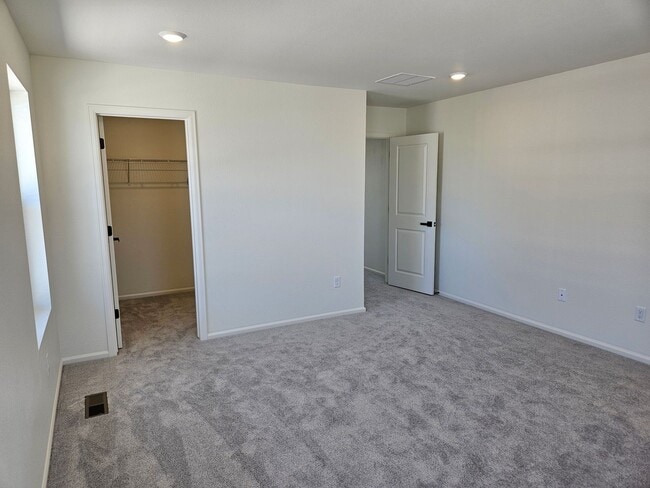 Building Photo - 5 Bed 3.5 Bath Home with a park and Commun...