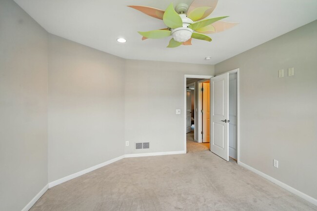 Building Photo - Five Bedroom House in Deerfield Township!