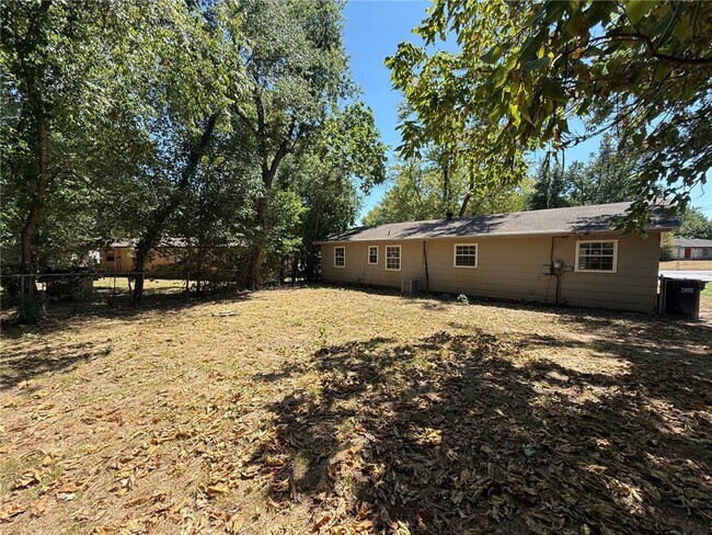 Building Photo - 2208 Sycamore Pl