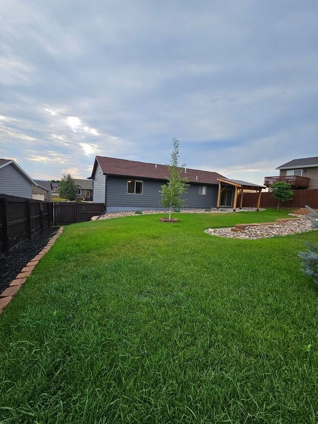 Building Photo - 3 BED | 2.5 BATH | SPLIT-FOYER HOME | DOUB...