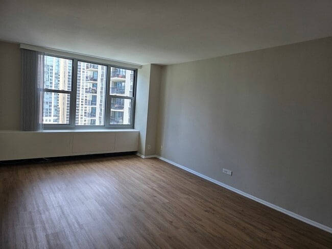 Building Photo - 400 E Randolph St