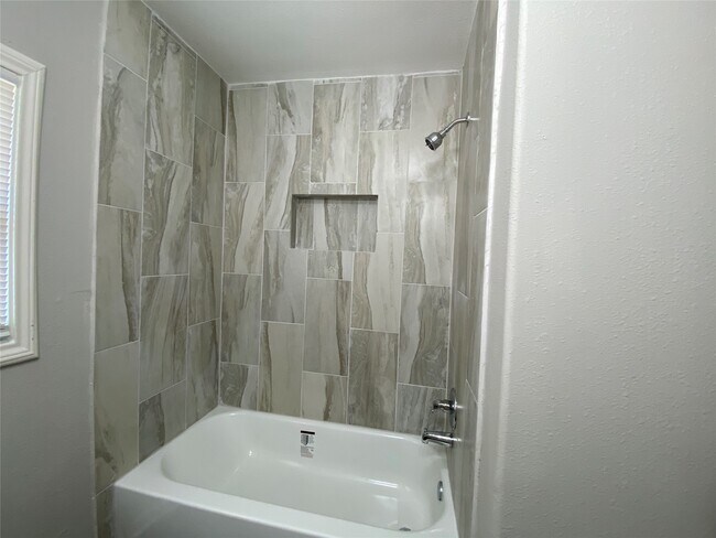 Building Photo - 205 N Elm St