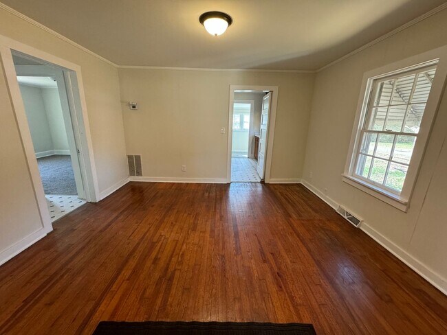 Building Photo - 2 Bedrooms, 1 Bathroom with a Bonus Room -...