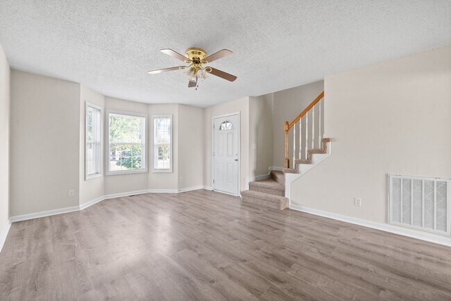 Building Photo - 3bed 2 bath with Bonus close to Fort Campbell and I-24.