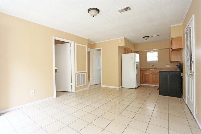 Building Photo - 2460 W Shane St