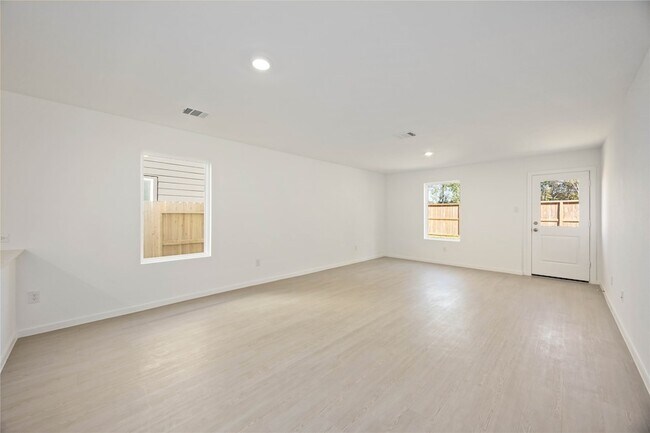 Building Photo - 905 Pertuso Ln