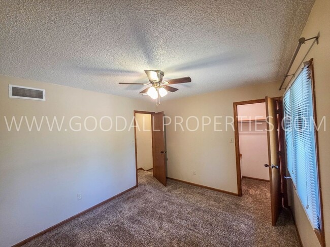 Building Photo - 1104 Prairie View Dr