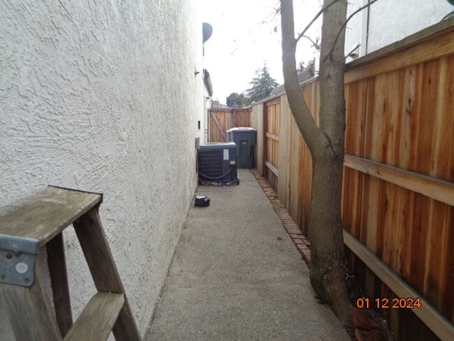 Building Photo - 1250 Redwood Ct