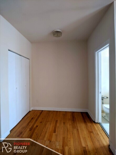 Building Photo - 1044 W George St