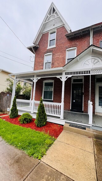 Building Photo - 208 Bridge St