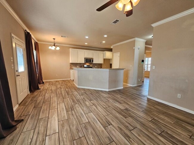 Building Photo - 604 NE Ave E Pl