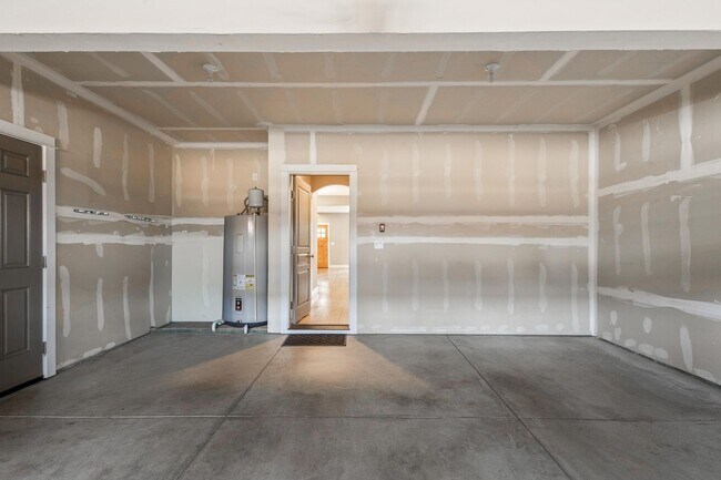 Building Photo - Modern 3 BR home on beautiful wooded lot in Sisters