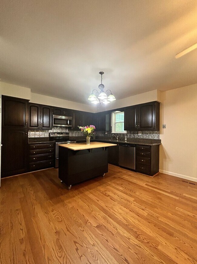 Building Photo - Spacious 3 Bedroom Ranch in Mehlville School District!