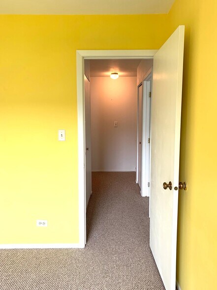 Hallway - 466 Buchanan Ct
