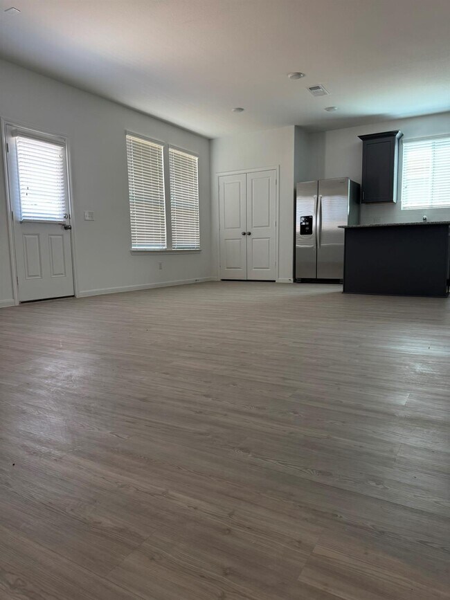 Building Photo - 10909 Fly Catcher Dr