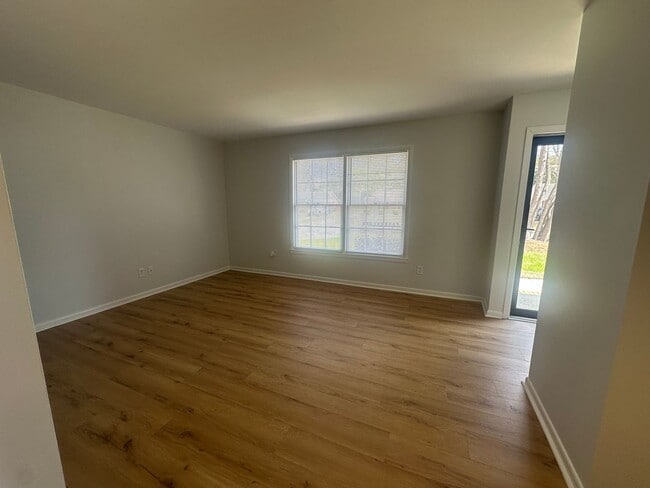 Building Photo - OPEN HOUSE 3/28 from 1PM to 3PM. Pet Friendly 2 Bedroom, 1 Bath Duplex Located in the Center of W...