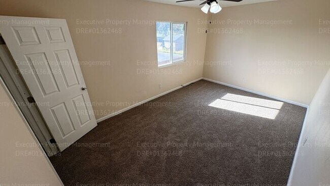 Building Photo - 3 bedroom/ 1.5 bathroom townhome