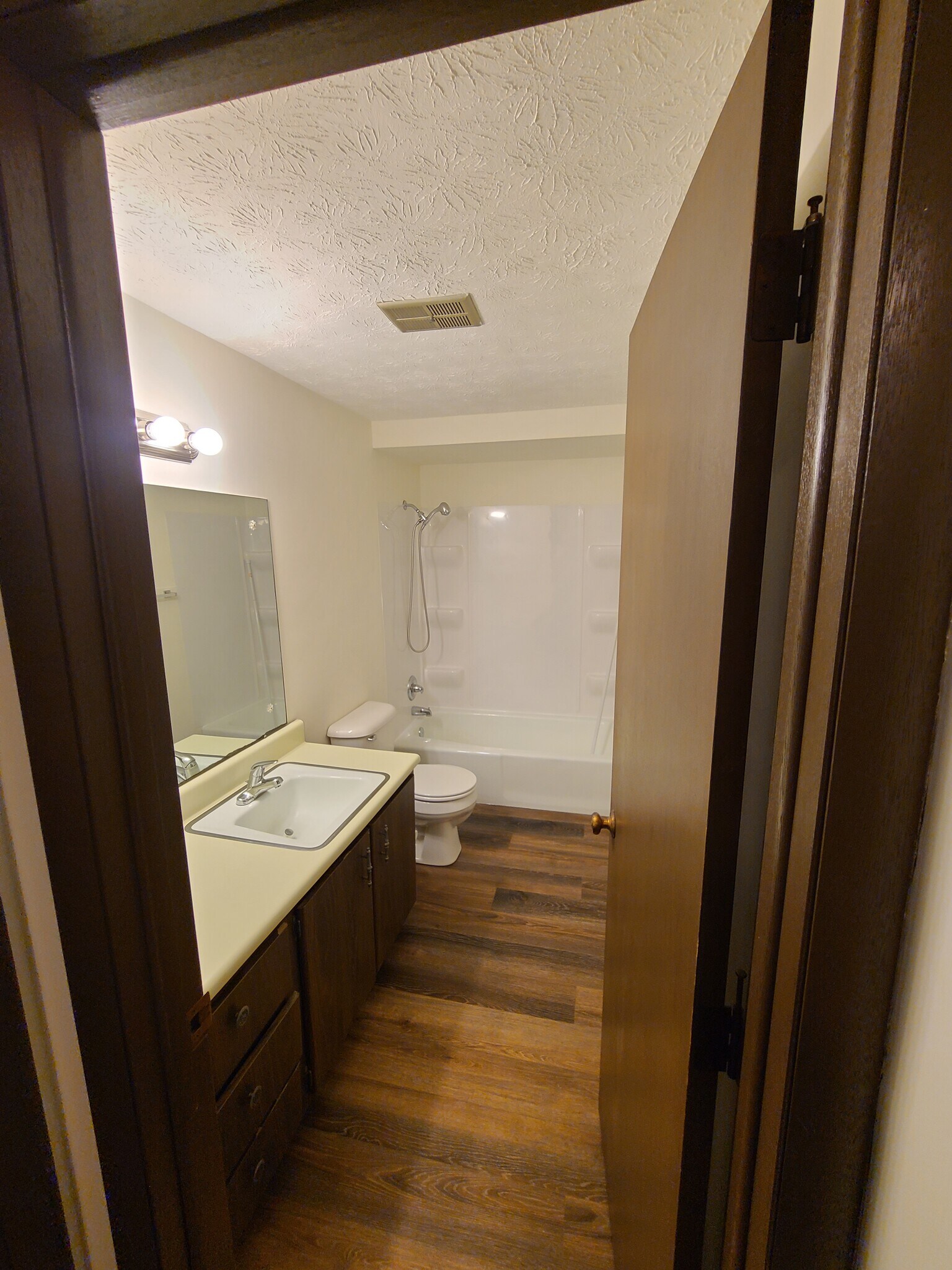 Full Bathroom - 209 Whittier Dr S