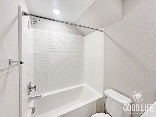 Building Photo - Beautiful 3B/3BA w/ 2 Car Garage, Washer/Dryer and Private Patio!