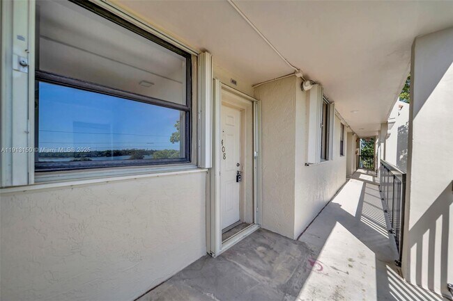 Building Photo - 117 Lake Emerald Dr