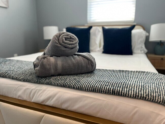 Building Photo - 501 W 9th St