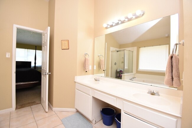 Building Photo - 14915 Willow Hearth Dr
