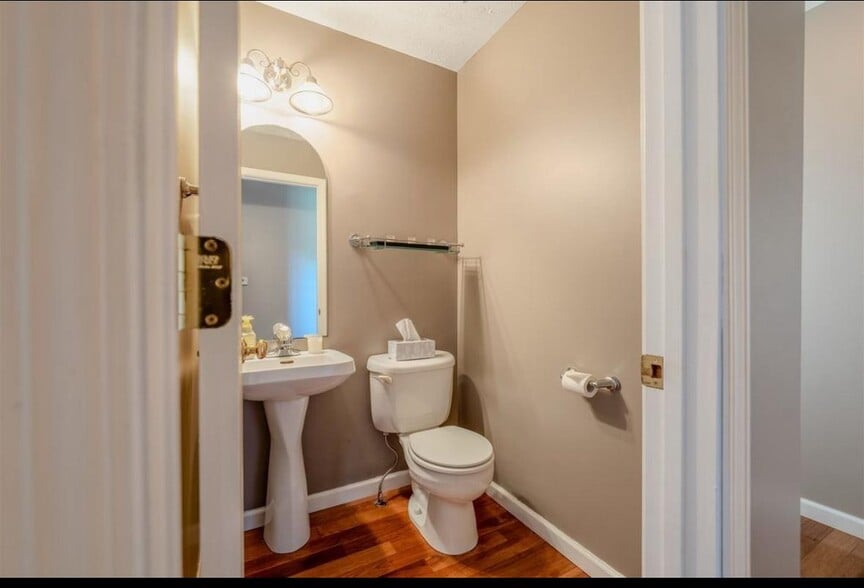 Building Photo - 1114 Doral Dr