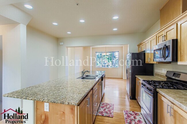 Building Photo - Lovely 3-Level Townhouse in great Hillsbor...